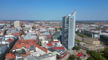 Leipzig 'in hava manzarası, Hochhaus gökdeleni ve Augustusplatz Meydanı' nın yer aldığı Almanya. İHA alçalıyor 