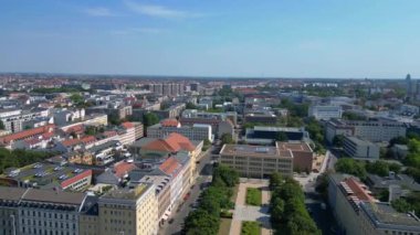 Leipzig 'in hava manzarası, Hochhaus gökdeleni ve Augustusplatz Meydanı' nın yer aldığı Almanya. panorama genel görünüm dronu 
