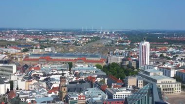 Leipzig 'in hava manzarası, Hochhaus gökdeleni ve Augustusplatz Meydanı' nın yer aldığı Almanya. Ters İHA uçuşu 
