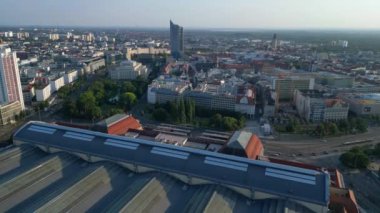 Leipzig merkez istasyonu, güzel çelik mimariyi ve şehir siluetini gösteren tren geliyor. hız rampası hiper hareket zaman aşımı 