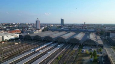 Leipzig merkez istasyonu, güzel çelik mimariyi ve şehir siluetini gösteren tren geliyor. uçuş üstü insansız hava aracı 