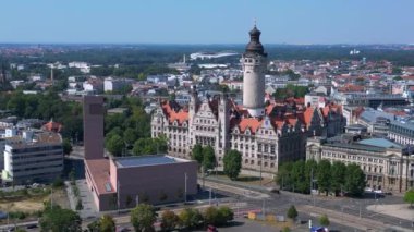 İkonik leipzig yeni belediye binasının hava manzarası, parlak bir yaz gününde hareketli bir şehirle çevrili Alman Rönesans mimarisinin çarpıcı bir örneği. İHA yükseliyor 