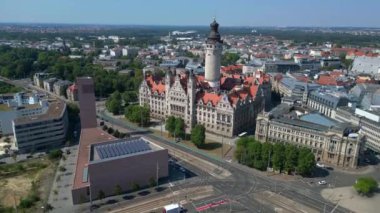 İkonik leipzig yeni belediye binasının hava manzarası, parlak bir yaz gününde hareketli bir şehirle çevrili Alman Rönesans mimarisinin çarpıcı bir örneği. hız rampası hiper hareket zaman aşımı 