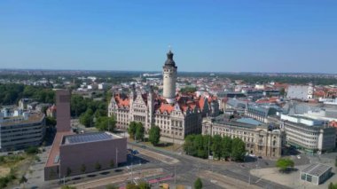 İkonik leipzig yeni belediye binasının hava manzarası, parlak bir yaz gününde hareketli bir şehirle çevrili Alman Rönesans mimarisinin çarpıcı bir örneği. hız rampası hiper hareket zaman aşımı 