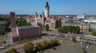 İkonik leipzig yeni belediye binasının hava manzarası, parlak bir yaz gününde hareketli bir şehirle çevrili Alman Rönesans mimarisinin çarpıcı bir örneği. Sağ drona döndür 