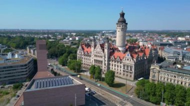 İkonik leipzig yeni belediye binasının hava manzarası, parlak bir yaz gününde hareketli bir şehirle çevrili Alman Rönesans mimarisinin çarpıcı bir örneği. İticileri ileri çalıştır 