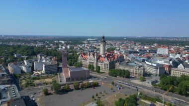İkonik leipzig yeni belediye binasının hava manzarası, parlak bir yaz gününde hareketli bir şehirle çevrili Alman Rönesans mimarisinin çarpıcı bir örneği. İticileri ileri çalıştır 