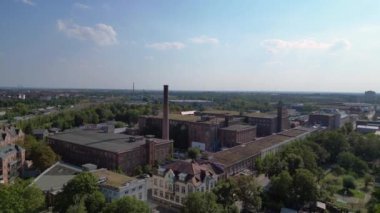 Hava perspektifi Leipzig pamuk fırıldak fabrikası endüstriyel mimarisi sergiliyor, tuğla binalar ve belirgin bir bacayla karakterize ediliyor. hız rampası hiper hareket zaman aşımı 