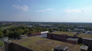 Hava perspektifi Leipzig pamuk fırıldak fabrikası endüstriyel mimarisi sergiliyor, tuğla binalar ve belirgin bir bacayla karakterize ediliyor. Ters İHA uçuşu 