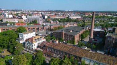 Hava perspektifi Leipzig pamuk fırıldak fabrikası endüstriyel mimarisi sergiliyor, tuğla binalar ve belirgin bir bacayla karakterize ediliyor. Yukarıdan insansız hava aracı görüntüleri 