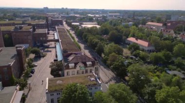 Hava perspektifi Leipzig pamuk fırıldak fabrikası endüstriyel mimarisi sergiliyor, tuğla binalar ve belirgin bir bacayla karakterize ediliyor. Sağ drona döndür 