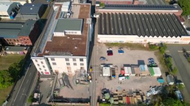 Hava perspektifi Leipzig pamuk fırıldak fabrikası endüstriyel mimarisi sergiliyor, tuğla binalar ve belirgin bir bacayla karakterize ediliyor. Drone 'u yukarı eğ 
