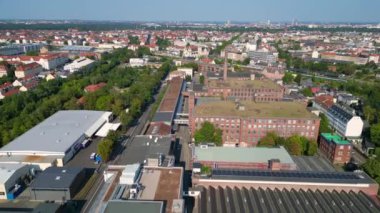 Hava perspektifi Leipzig pamuk fırıldak fabrikası endüstriyel mimarisi sergiliyor, tuğla binalar ve belirgin bir bacayla karakterize ediliyor. Yukarıdan insansız hava aracı görüntüleri 