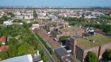 Hava perspektifi Leipzig pamuk fırıldak fabrikası endüstriyel mimarisi sergiliyor, tuğla binalar ve belirgin bir bacayla karakterize ediliyor. uçuş üstü insansız hava aracı 