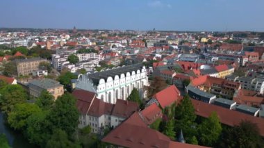 Almanya 'da Kubbe' den Halle 'e güneşli bir yaz gününde ışıldıyor. panorama yörünge dronu 