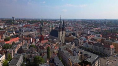 Hall- saale 'nin havadan görünüşü, ortaçağ binalarıyla şehir merkezinin sembolik simgelerini gösteriyor. panorama genel görünüm dronu 