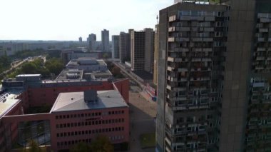 Halle neustadt 'ın hava manzarası, Halle Saale' in bir bölgesi, Saksonya Anhalt, Almanya, plattenbau binalarıyla tanınır. Yukarıdan insansız hava aracı görüntüleri 