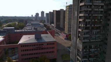 Halle neustadt 'ın hava manzarası, Halle Saale' in bir bölgesi, Saksonya Anhalt, Almanya, plattenbau binalarıyla tanınır. panorama genel görünüm dronu 