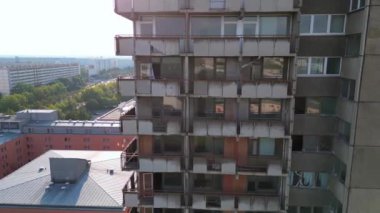 Halle neustadt 'ın hava manzarası, Halle Saale' in bir bölgesi, Saksonya Anhalt, Almanya, plattenbau binalarıyla tanınır. Dolly sol İHA 