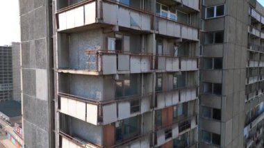 Halle neustadt 'ın hava manzarası, Halle Saale' in bir bölgesi, Saksonya Anhalt, Almanya, plattenbau binalarıyla tanınır. Ters İHA uçuşu 