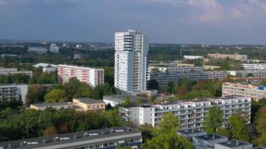 Almanya 'da bir bölge olan Halle Neustadt' ın hava manzarası, prefabrik mimarinin yaygın bir formu olan plattenbau binalarının yoğun bir koleksiyonunu gösteriyor. Ters İHA uçuşu 