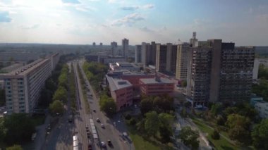 Halle Neustadt 'ın havadan görünüşü, Saale' in bir bölgesi, Saksonya Anhalt, Almanya, plattenbau binalarıyla tanınır. İHA alçalıyor 