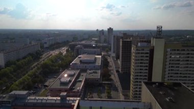 Halle neustadt 'ın hava manzarası, Halle Saale' in bir bölgesi, Saksonya Anhalt, Almanya, plattenbau binalarıyla tanınır. İHA alçalıyor 