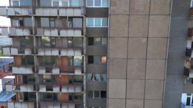 Halle neustadt 'ın hava manzarası, Halle Saale' in bir bölgesi, Saksonya Anhalt, Almanya, plattenbau binalarıyla tanınır. Çok yakından geçen bir insansız uçak 