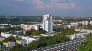 Almanya 'da bir bölge olan Halle Neustadt' ın hava manzarası, prefabrik mimarinin yaygın bir formu olan plattenbau binalarının yoğun bir koleksiyonunu gösteriyor. Yukarıdan insansız hava aracı görüntüleri 