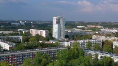 Almanya 'da bir bölge olan Halle Neustadt' ın hava manzarası, prefabrik mimarinin yaygın bir formu olan plattenbau binalarının yoğun bir koleksiyonunu gösteriyor. panorama yörünge dronu 