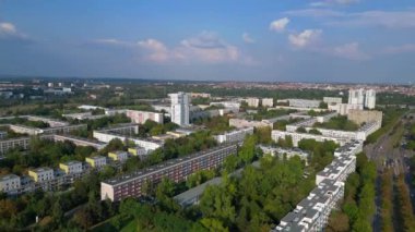 Almanya 'da bir bölge olan Halle Neustadt' ın hava manzarası, prefabrik mimarinin yaygın bir formu olan plattenbau binalarının yoğun bir koleksiyonunu gösteriyor. panorama genel görünüm dronu 