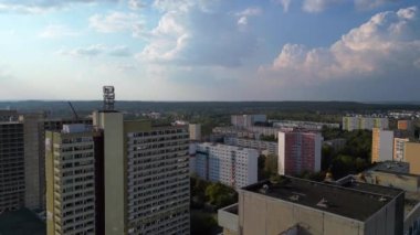 Halle neustadt 'ın hava manzarası, Halle Saale' in bir bölgesi, Saksonya Anhalt, Almanya, plattenbau binalarıyla tanınır. İHA alçalıyor 