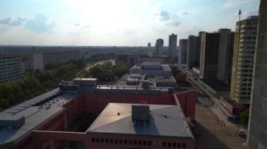 Halle neustadt 'ın hava manzarası, Halle Saale' in bir bölgesi, Saksonya Anhalt, Almanya, plattenbau binalarıyla tanınır. doly sağ drone 