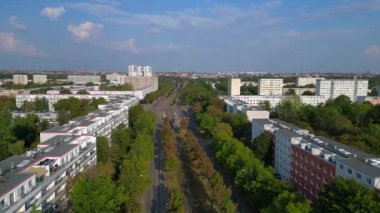 Almanya 'da bir bölge olan Halle Neustadt' ın hava manzarası, prefabrik mimarinin yaygın bir formu olan plattenbau binalarının yoğun bir koleksiyonunu gösteriyor. uçuş üstü insansız hava aracı 