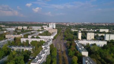 Almanya 'da bir bölge olan Halle Neustadt' ın hava manzarası, prefabrik mimarinin yaygın bir formu olan plattenbau binalarının yoğun bir koleksiyonunu gösteriyor. İHA alçalıyor 
