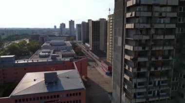 Halle neustadt 'ın hava manzarası, Halle Saale' in bir bölgesi, Saksonya Anhalt, Almanya, plattenbau binalarıyla tanınır. Çok yakından geçen bir insansız uçak 
