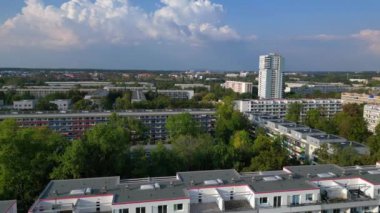 Almanya 'da bir bölge olan Halle Neustadt' ın hava manzarası, prefabrik mimarinin yaygın bir formu olan plattenbau binalarının yoğun bir koleksiyonunu gösteriyor. Sol İHA 'ya dön 