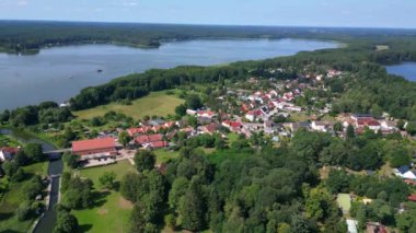 Brandenburg Almanya 'sında Himmelpfort adlı küçük bir köyün havadan görünüşü, yazın göller ve ormanlarla çevrili. panorama genel görünüm dronu 