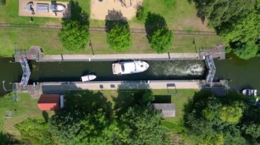 Almanya 'nın Himmelpfort kırsalında güneşli bir yaz gününde botlar tarafından kullanılan kanal kanalı manzarası. Yukarıdan aşağıya doğru uçur 