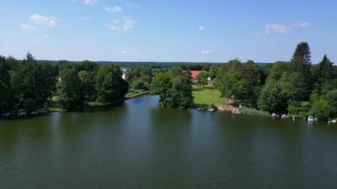 Almanya 'nın Himmelpfort kırsalında güneşli bir yaz gününde botlar tarafından kullanılan kanal kanalı manzarası. hız rampası hiper hareket zaman aşımı 