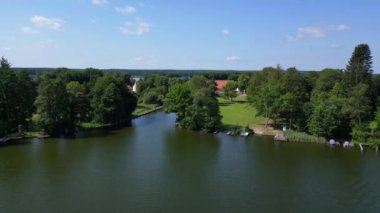 Almanya 'nın Himmelpfort kırsalında güneşli bir yaz gününde botlar tarafından kullanılan kanal kanalı manzarası. uçuş üstü insansız hava aracı 