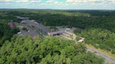 Dreilinden Kontrol Noktası Bravo sınır kapısı. Güneşli bir günde mavi gökyüzü ile karayolu trafiği. Yukarıdan insansız hava aracı görüntüleri 