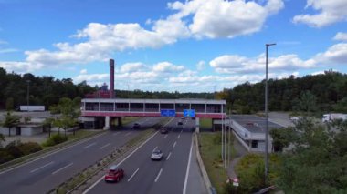 Dreilinden Kontrol Noktası Bravo sınır kapısı. Güneşli bir günde mavi gökyüzü ile karayolu trafiği. İHA yükseliyor 