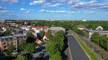 Bir Avrupa şehrindeki tren istasyonunun havadan görünüşü, rayların üzerinde trenler bekliyor. uçuş üstü insansız hava aracı 