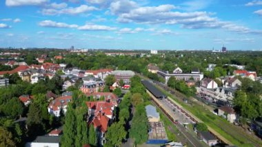 Bir Avrupa şehrindeki tren istasyonunun havadan görünüşü, rayların üzerinde trenler bekliyor. uçuş üstü insansız hava aracı 