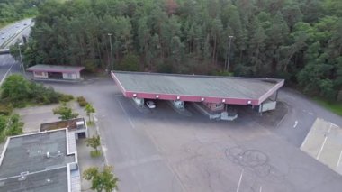 Otoyol manzaralı bir dinlenme tesisi ve çok şeritli bir otoyolda giden arabalar. hız rampası hiper hareket zaman aşımı 