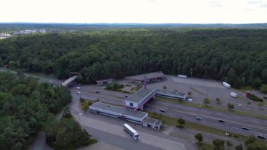 Otoyol manzaralı bir dinlenme tesisi ve çok şeritli bir otoyolda giden arabalar. hız rampası hiper hareket zaman aşımı 