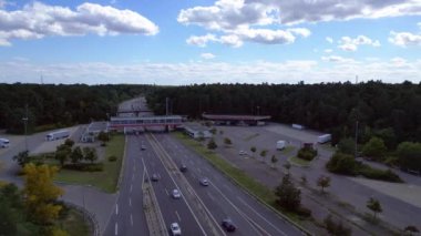 Otoyol manzaralı bir dinlenme tesisi ve çok şeritli bir otoyolda giden arabalar. panorama yörünge dronu 