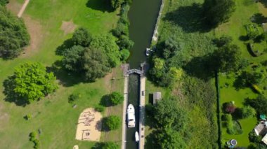 Almanya 'nın Himmelpfort kırsalında güneşli bir yaz gününde botlar tarafından kullanılan kanal kanalı manzarası. Drone 'u yukarı eğ 