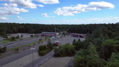 Otoyol manzaralı bir dinlenme tesisi ve çok şeritli bir otoyolda giden arabalar. İHA 'yı çek 